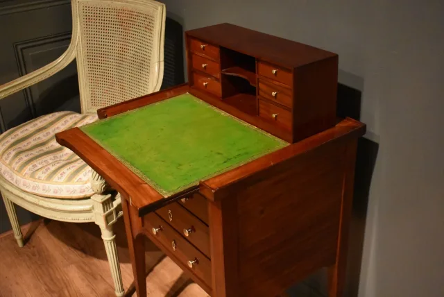 Table chiffonnière à système en acajou