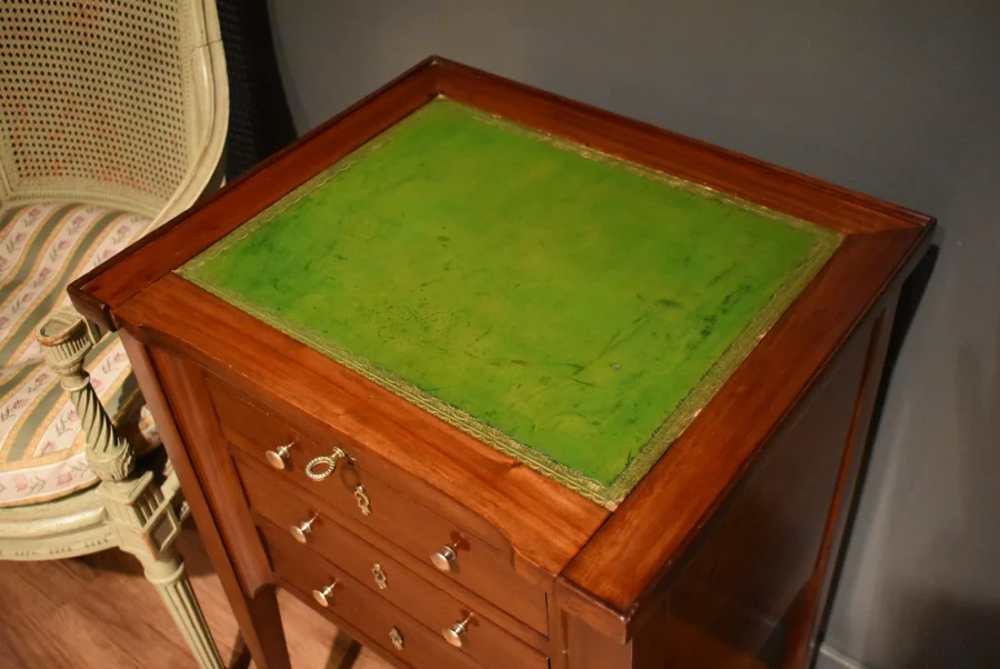 Table chiffonnière à système en acajou