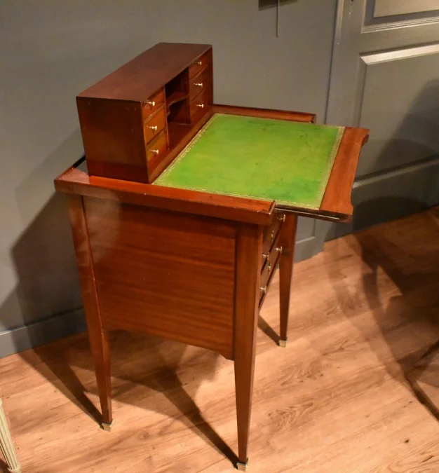 Table chiffonnière à système en acajou