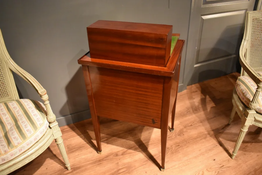 Table chiffonnière à système en acajou