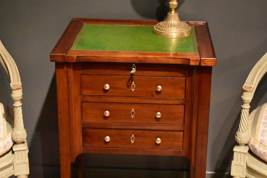 Table chiffonnière à système en acajou