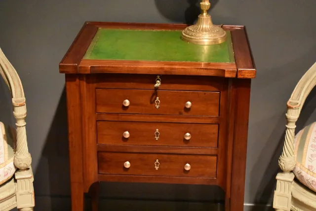 Table chiffonnière à système en acajou