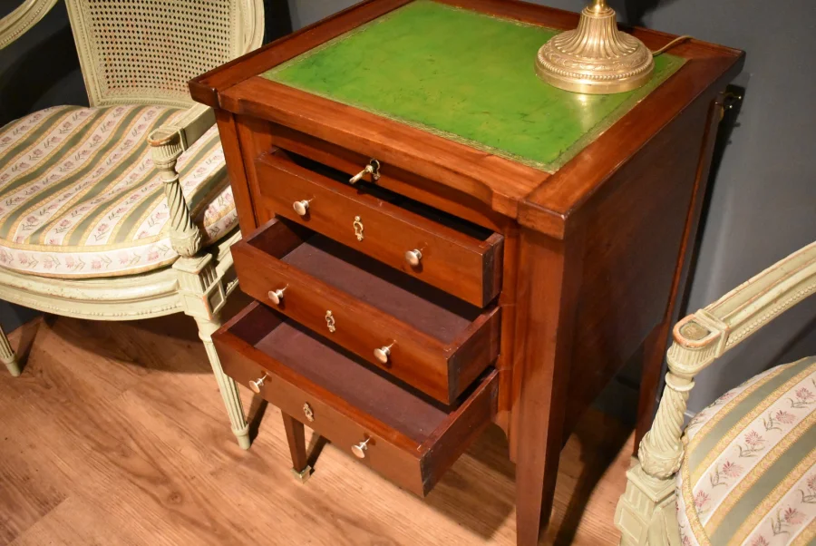 Table chiffonnière à système en acajou