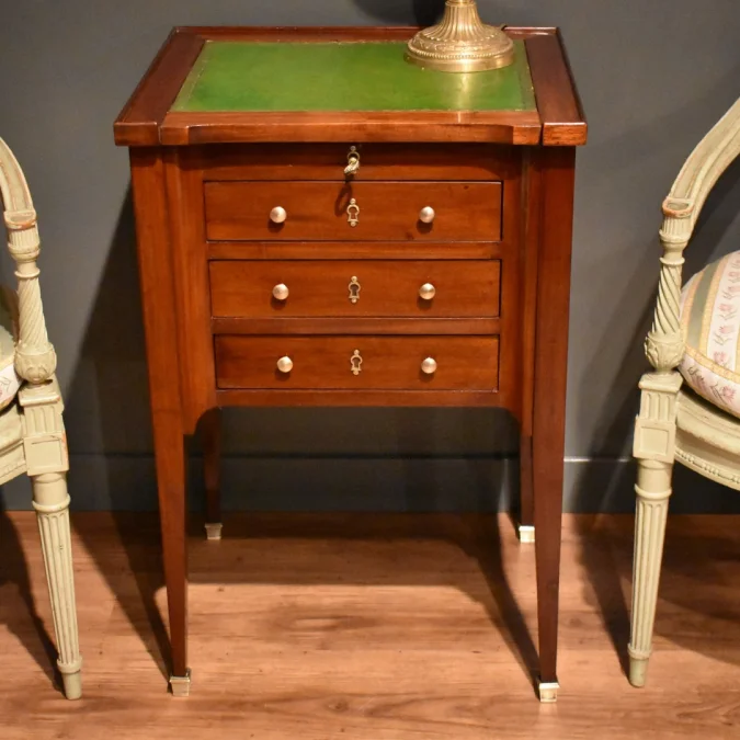 Table chiffonnière à système en acajou