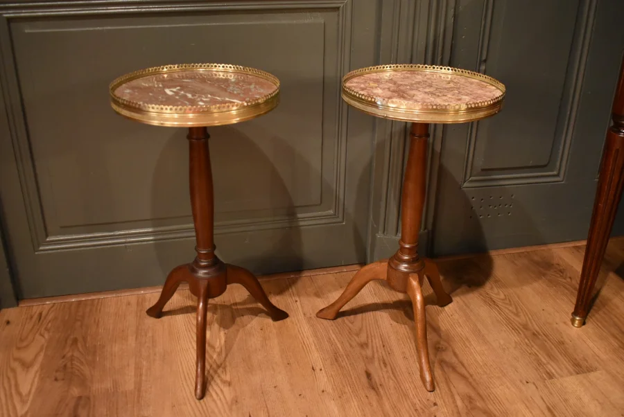 Deux petits guéridons de style Louis XVI