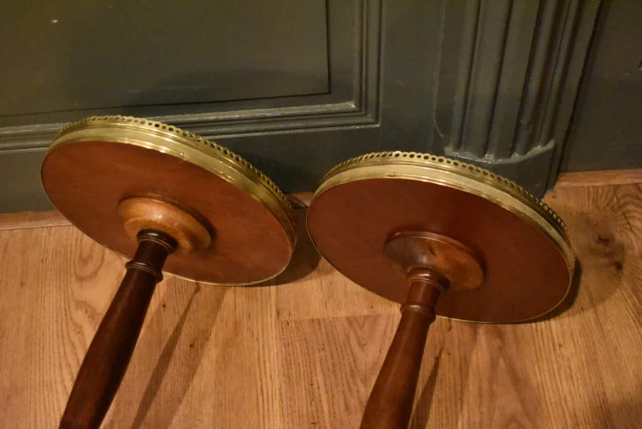 Deux petits guéridons de style Louis XVI