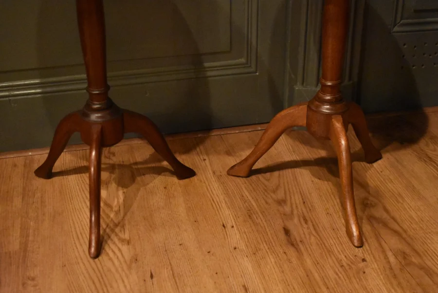Deux petits guéridons de style Louis XVI