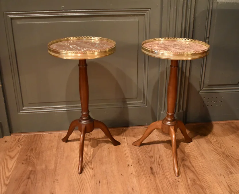 Deux petits guéridons de style Louis XVI