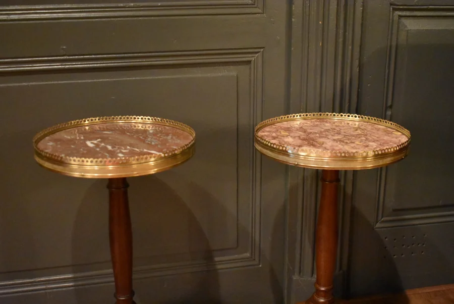 Deux petits guéridons de style Louis XVI