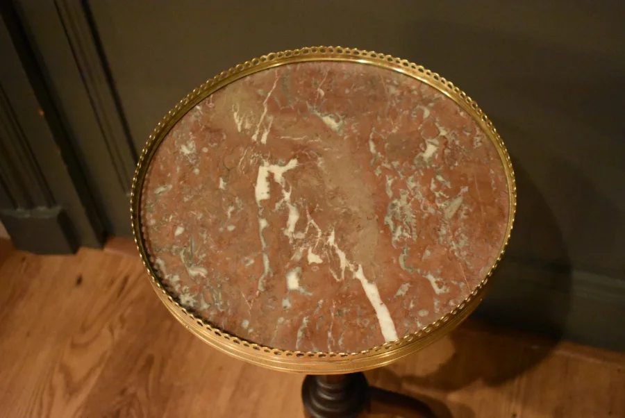 Deux petits guéridons de style Louis XVI