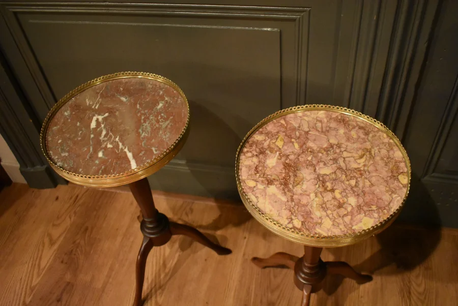 Deux petits guéridons de style Louis XVI