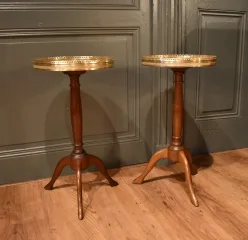 Deux petits guéridons de style Louis XVI