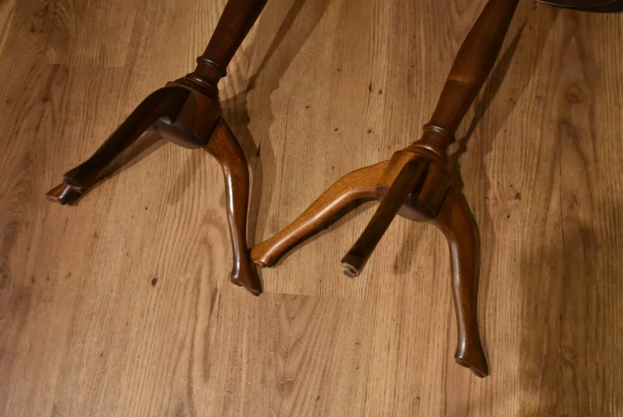 Deux petits guéridons de style Louis XVI