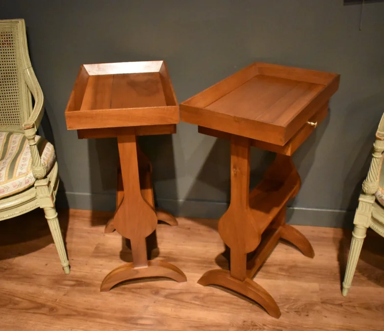 Paire de tables de chevet de style Directoire en noyer