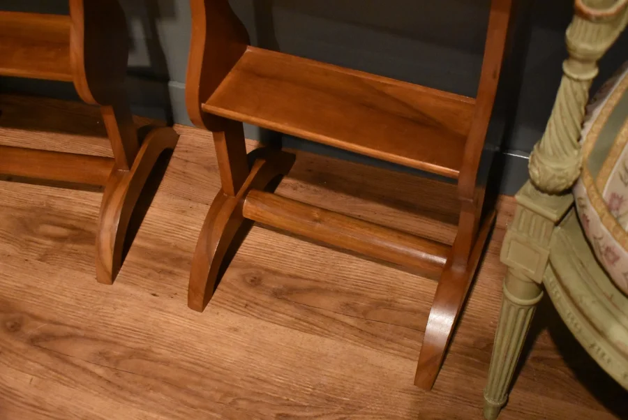 Paire de tables de chevet de style Directoire en noyer