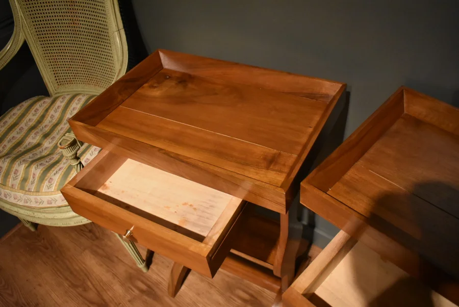 Paire de tables de chevet de style Directoire en noyer