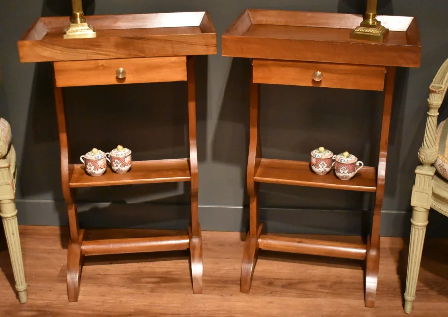 Paire de tables de chevet de style Directoire en noyer