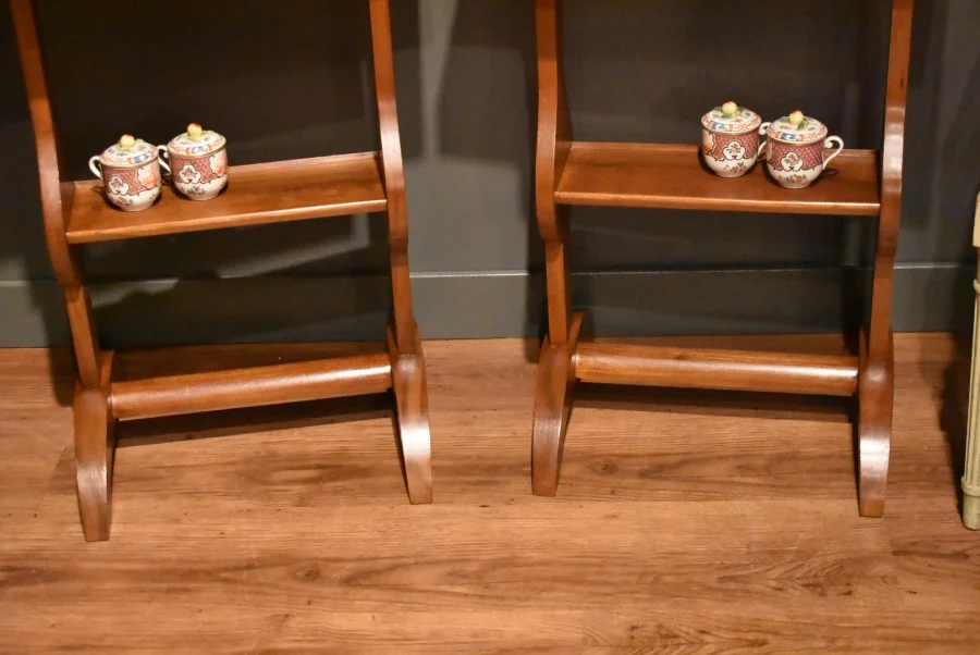 Paire de tables de chevet de style Directoire en noyer