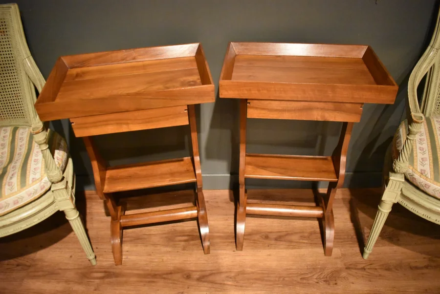 Paire de tables de chevet de style Directoire en noyer