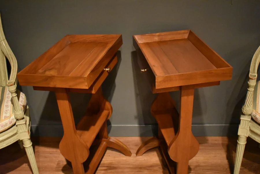 Paire de tables de chevet de style Directoire en noyer