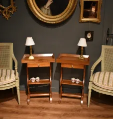 Paire de tables de chevet de style Directoire en noyer
