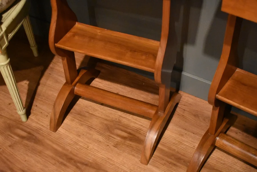 Paire de tables de chevet de style Directoire en noyer