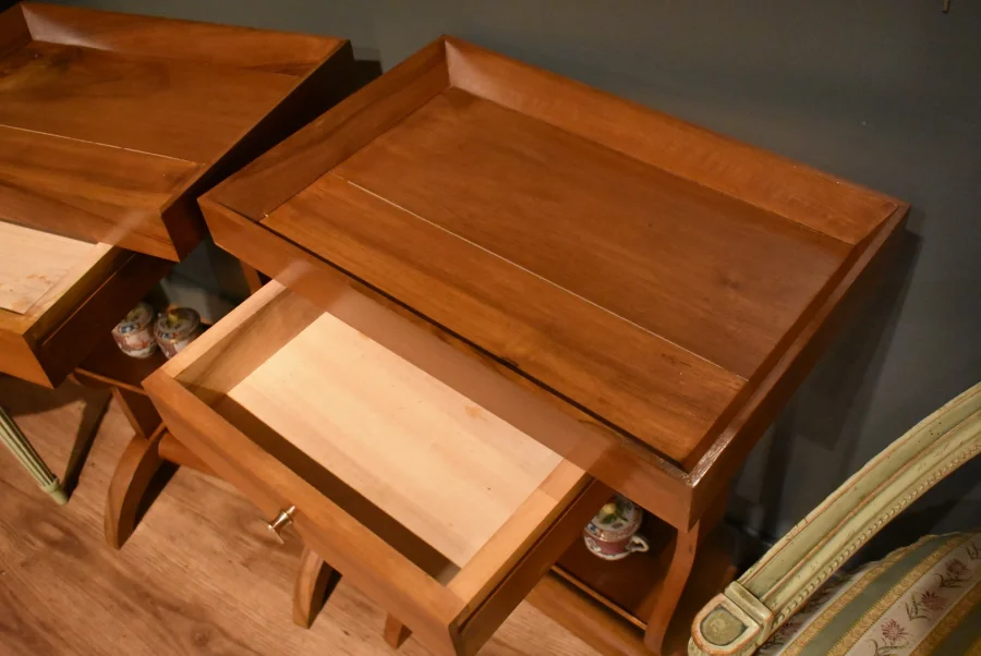 Paire de tables de chevet de style Directoire en noyer