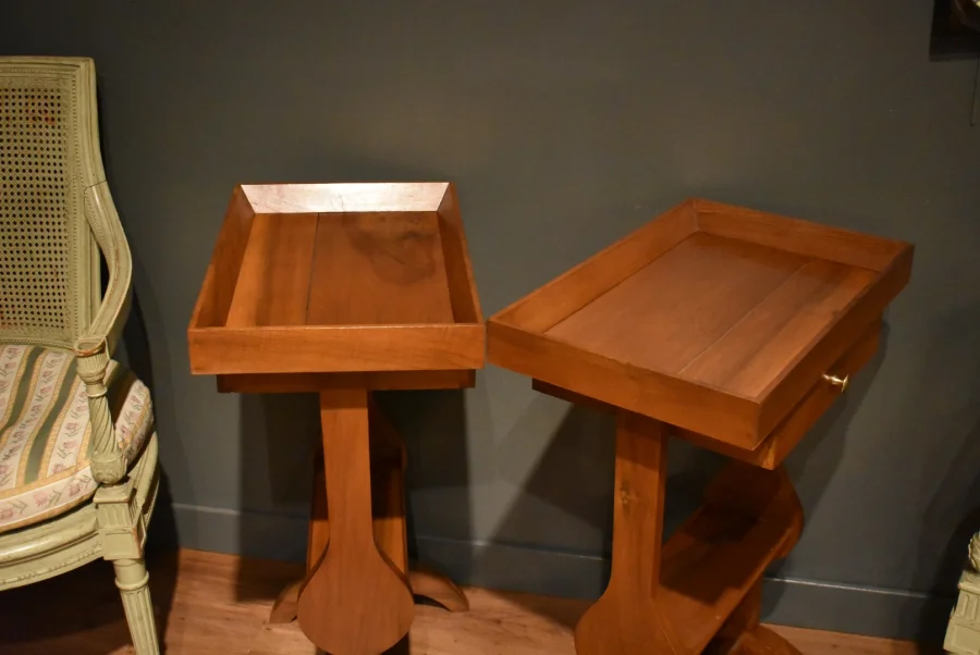 Paire de tables de chevet de style Directoire en noyer