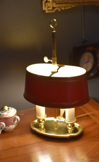 Petite lampe bouillotte avec abat jour rouge