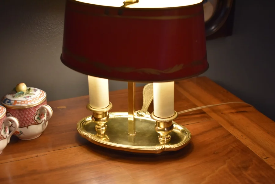 Petite lampe bouillotte avec abat jour rouge