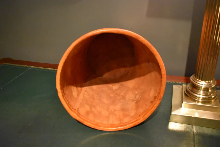 Corbeille à papiers en cuir