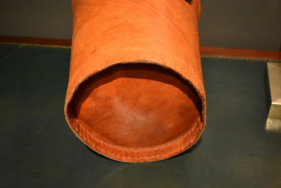 Corbeille à papiers en cuir