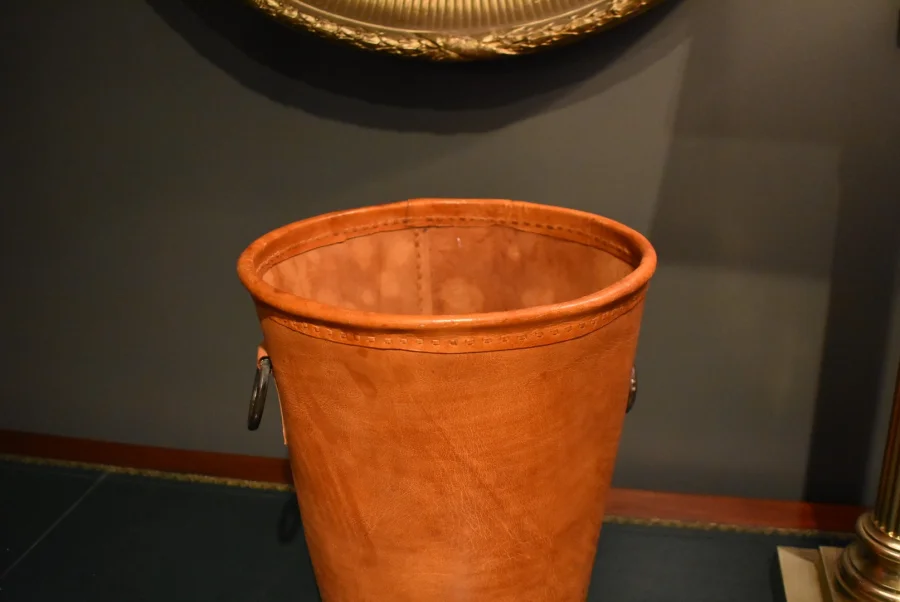Corbeille à papiers en cuir