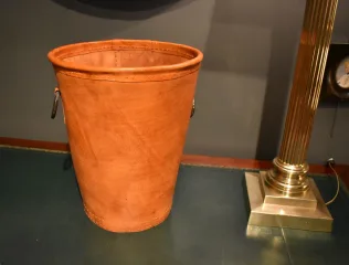 Corbeille à papiers en cuir