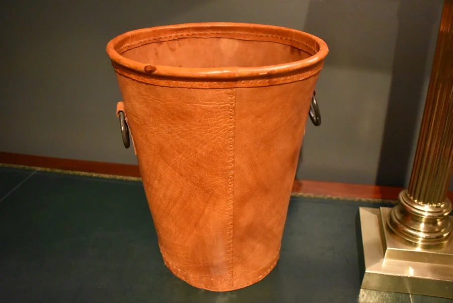 Corbeille à papiers en cuir