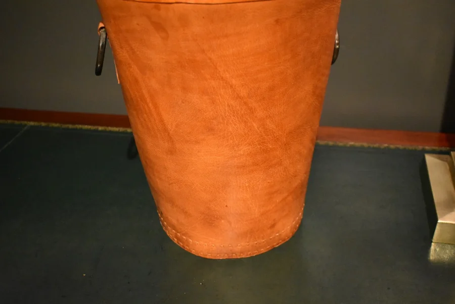 Corbeille à papiers en cuir