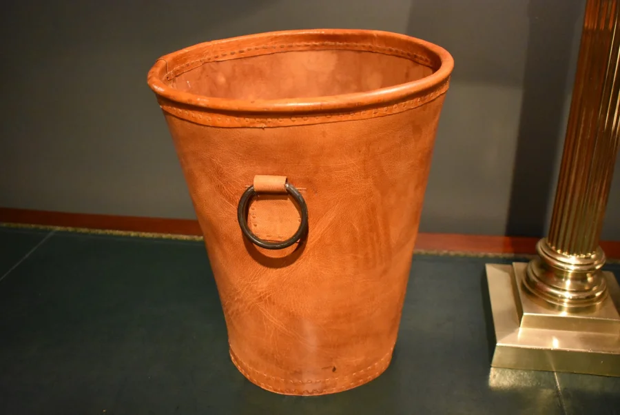 Corbeille à papiers en cuir