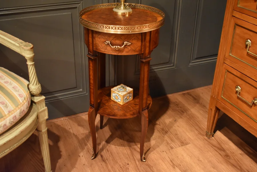 Petite table d'appoint en marqueterie