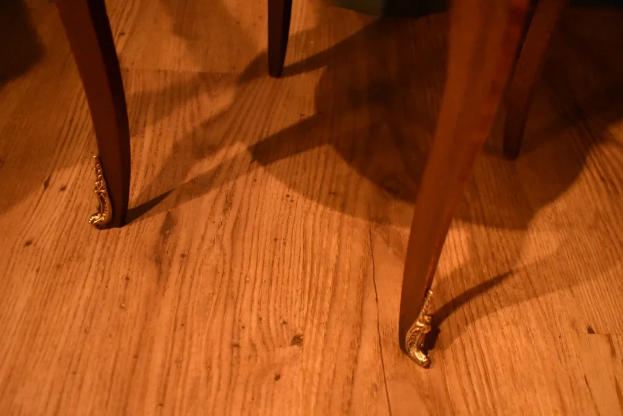 Petite table d'appoint en marqueterie