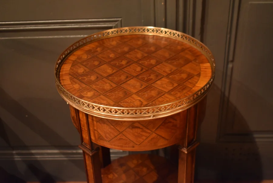 Petite table d'appoint en marqueterie