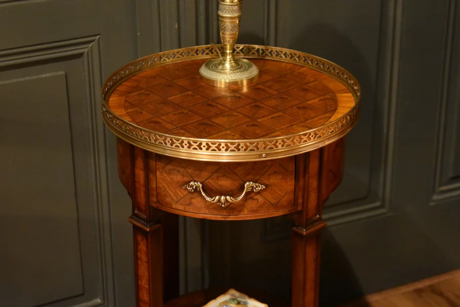 Petite table d'appoint en marqueterie