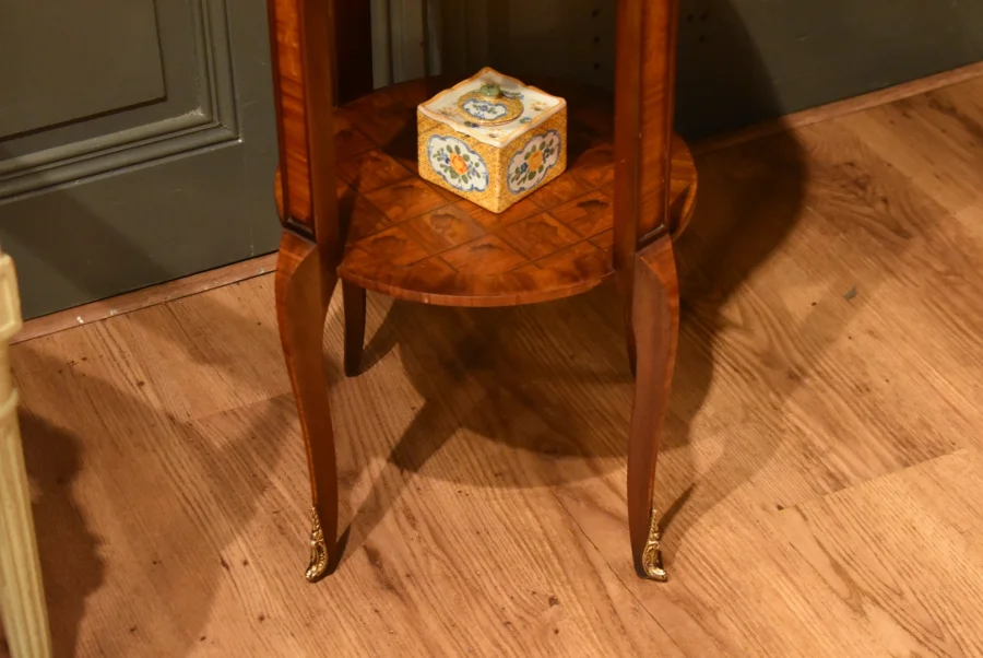 Petite table d'appoint en marqueterie