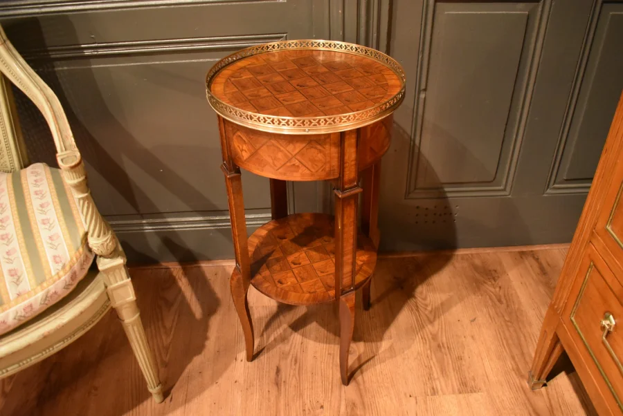 Petite table d'appoint en marqueterie
