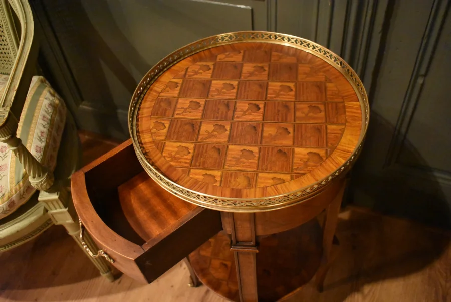 Petite table d'appoint en marqueterie