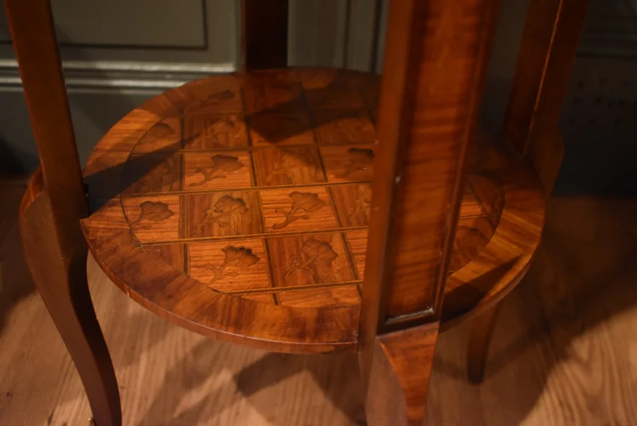 Petite table d'appoint en marqueterie