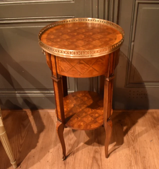 Petite table d'appoint en marqueterie