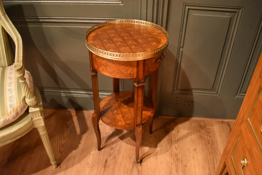 Petite table d'appoint en marqueterie