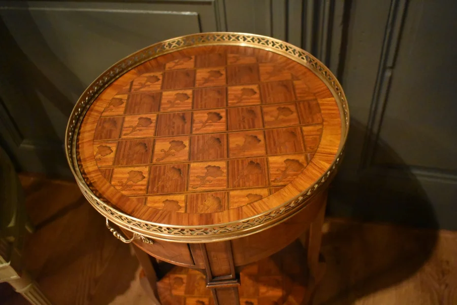 Petite table d'appoint en marqueterie