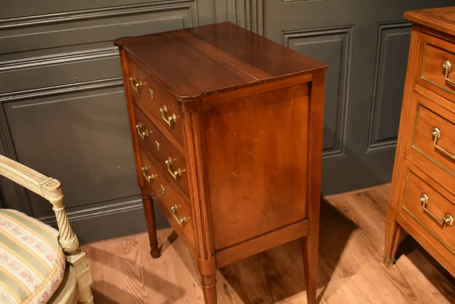 Très petite commode en acajou