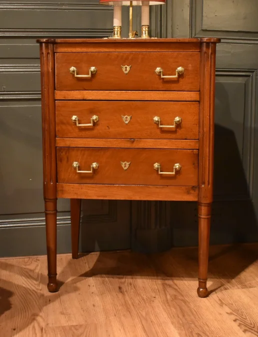 Très petite commode en acajou
